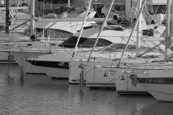 意大利 西西里 地中海 拉古萨海 拉古萨省 2023年3月9日 港口的豪华游艇 Editorial — 图库照片