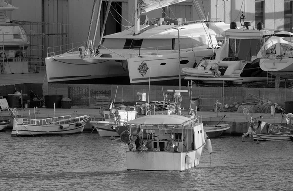 Italia Sicilia Marina Ragusa Provincia Ragusa Marzo 2023 Barcos Pesca —  Fotos de Stock