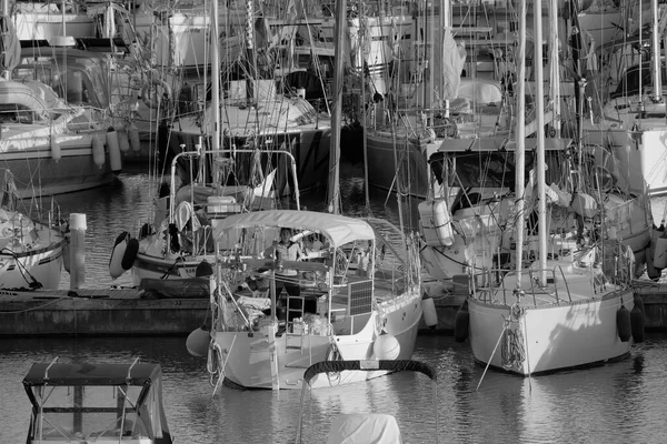 意大利 西西里 地中海 拉古萨海 拉古萨省 2023年3月9日 港口一艘帆船上的妇女 Editorial — 图库照片