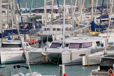 İtalya, Sicilya, Akdeniz, Marina di Ragusa (Ragusa ili); 10 Mart 2023, limanda lüks yatlar - EDITORIAL