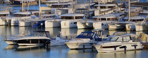 イタリア シチリア島 地中海 マリーナ ラグーザ ラグーザ州 2023年3月12日 港内の豪華なヨット Editorial — ストック写真