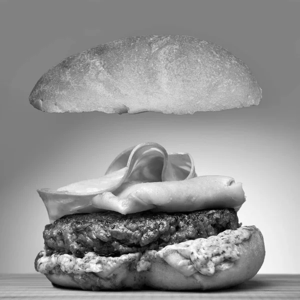 Питание Чизбургер Острым Соусом Ветчиной — стоковое фото