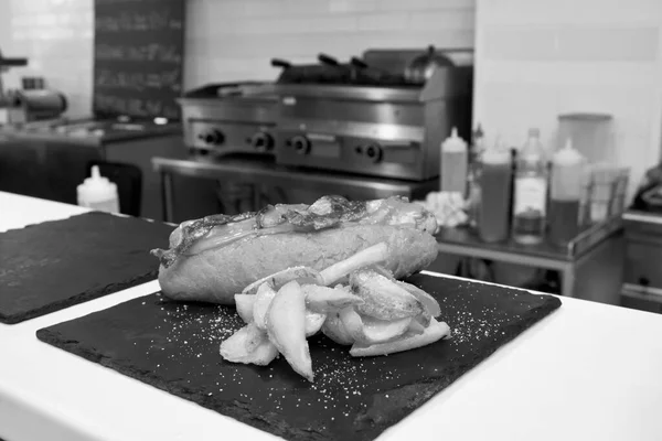 Alimentos Hot Dog Con Mostaza Tocino Parrilla Patatas Fritas Restaurante — Foto de Stock