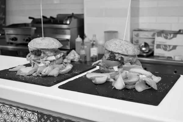 Food Cheeseburgery Podávané Smaženými Brambory Restauraci — Stock fotografie