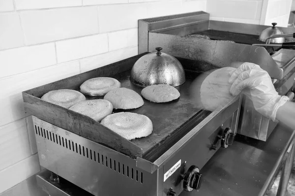餐馆烤架上的芝士汉堡面包 — 图库照片