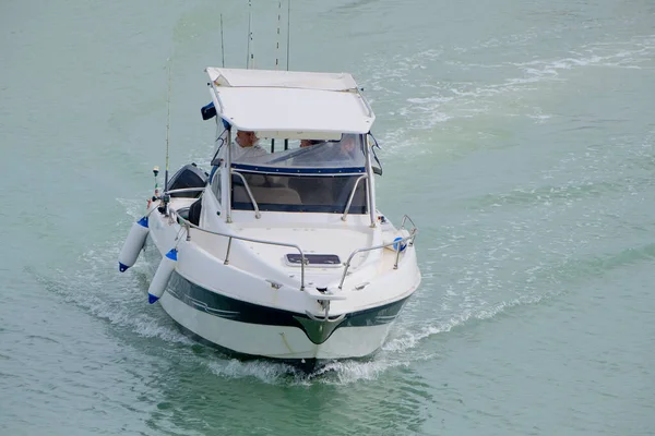 イタリア シチリア島 地中海 マリーナ ラグーザ ラグーザ州 2023年3月14日 港内のモーターボートに乗っているスポーツ漁師 Editorial — ストック写真