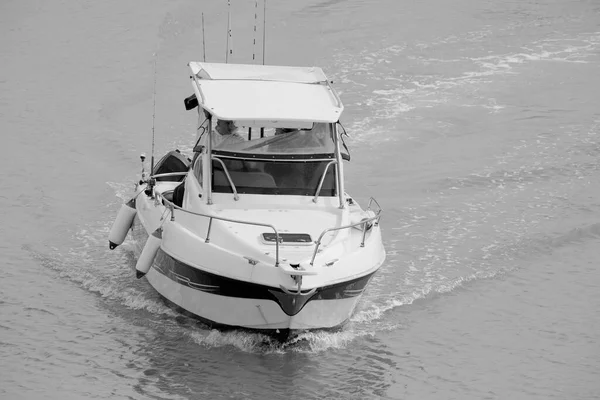 意大利 西西里 地中海 拉古萨海 拉古萨省 2023年3月14日 港口汽艇上的体育渔民 Editorial — 图库照片