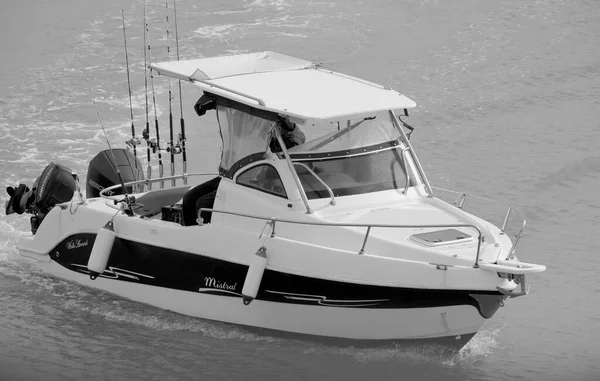Italien Sicilien Medelhavet Marina Ragusa Ragusaprovinsen Mars 2023 Sportfiskare Motorbåt — Stockfoto