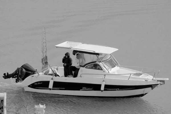 Italien Sicilien Medelhavet Marina Ragusa Ragusaprovinsen Mars 2023 Sportfiskare Motorbåt — Stockfoto