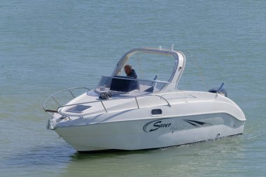 İtalya, Sicilya, Akdeniz, Marina di Ragusa (Ragusa Eyaleti); 17 Mart 2023, limandaki bir motorlu teknede adam - EDITORIAL