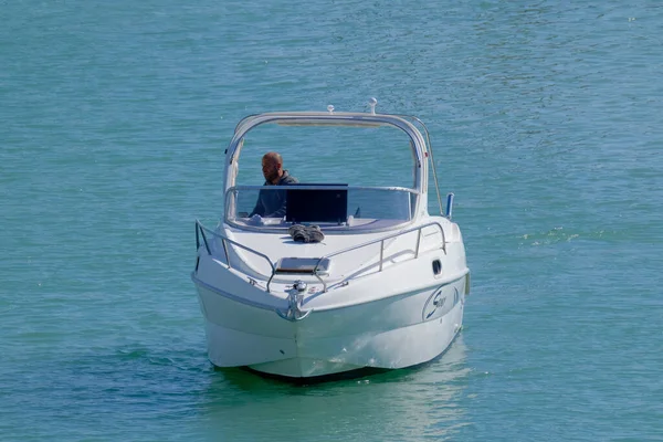 イタリア シチリア島 地中海 マリーナ ラグーザ ラグーザ州 2023年3月17日 港のモーターボートに乗っている男 Editorial — ストック写真