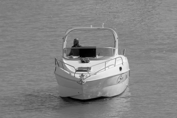 意大利 西西里 地中海 拉古萨海 拉古萨省 2023年3月17日 港口汽艇上的人 Editorial — 图库照片