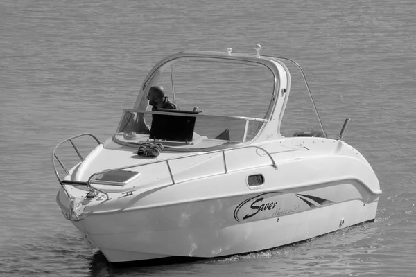 イタリア シチリア島 地中海 マリーナ ラグーザ ラグーザ州 2023年3月17日 港のモーターボートに乗っている男 Editorial — ストック写真