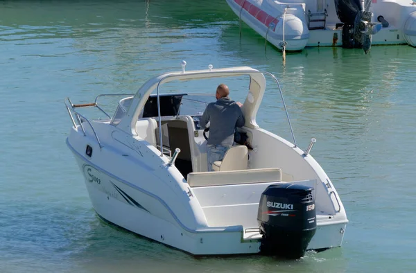 Italien Sicilien Medelhavet Marina Ragusa Ragusaprovinsen Mars 2023 Man Motorbåt — Stockfoto