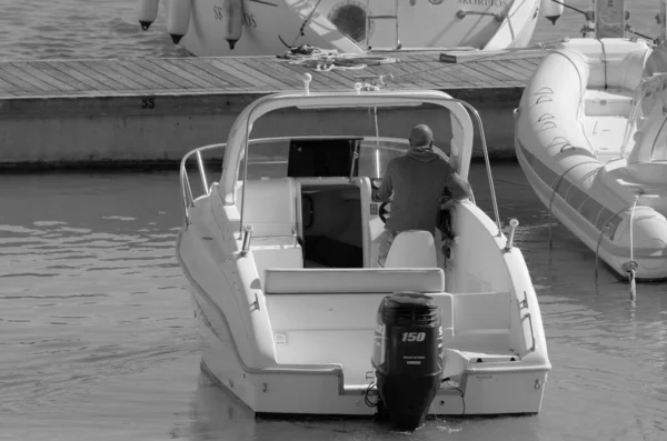 意大利 西西里 地中海 拉古萨海 拉古萨省 2023年3月17日 港口汽艇上的人 Editorial — 图库照片