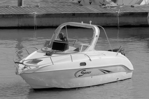 Italien Sicilien Medelhavet Marina Ragusa Ragusaprovinsen Mars 2023 Man Motorbåt — Stockfoto