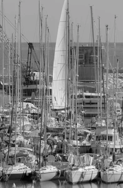 イタリア シチリア島 地中海 マリーナ ラグーザ ラグーザ州 2023年3月18日 港内の高級ヨット Editorial — ストック写真