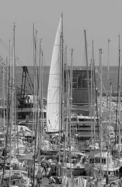イタリア シチリア島 地中海 マリーナ ラグーザ ラグーザ州 2023年3月18日 港内の高級ヨット Editorial — ストック写真