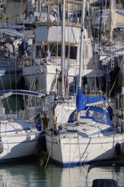 İtalya, Sicilya, Akdeniz, Marina di Ragusa (Ragusa Eyaleti); limanda lüks yatlar 