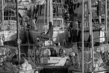 İtalya, Sicilya, Akdeniz, Marina di Ragusa (Ragusa Eyaleti); 18 Mart 2023, limanda yelkenli tekneleri - EDITORIAL
