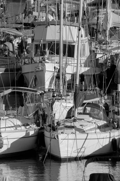 イタリア シチリア島 地中海 マリーナ ラグーザ ラグーザ州 ポート内の高級ヨット — ストック写真