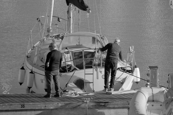 イタリア シチリア島 地中海 マリーナ ラグーザ ラグーザ州 2023年3月18日 港内の人々と豪華ヨット Editorial — ストック写真