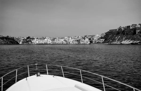 イタリア カンパニア州 プローチダ島 ナポリ 高級ヨット フィルムのスキャンから島の眺め — ストック写真