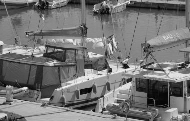 İtalya, Sicilya, Akdeniz, Marina di Ragusa (Ragusa Eyaleti); 19 Mart 2023, limanda yelkenli tekneleri - EDITORIAL