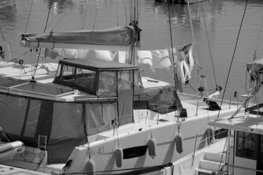 İtalya, Sicilya, Akdeniz, Marina di Ragusa (Ragusa Eyaleti); 19 Mart 2023, limanda yelkenli tekneleri - EDITORIAL