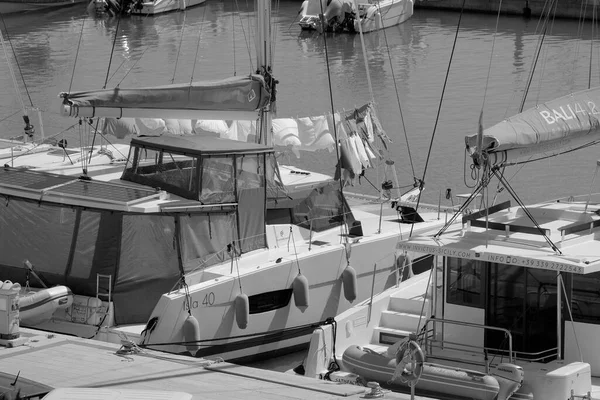 İtalya, Sicilya, Akdeniz, Marina di Ragusa (Ragusa Eyaleti); 19 Mart 2023, limanda yelkenli tekneleri - EDITORIAL