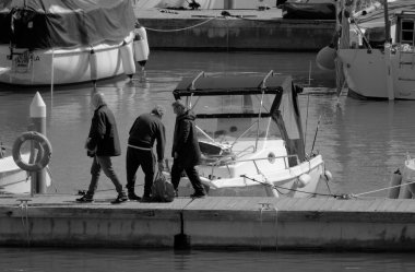 İtalya, Sicilya, Akdeniz, Marina di Ragusa (Ragusa Eyaleti); 19 Mart 2023, limanda halk ve lüks yatlar - EDITORIAL