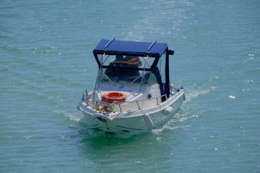 İtalya, Sicilya, Akdeniz, Marina di Ragusa (Ragusa Eyaleti); limandaki bir motorlu teknede balıkçılar 