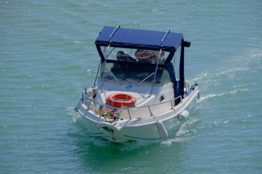 İtalya, Sicilya, Akdeniz, Marina di Ragusa (Ragusa Eyaleti); limandaki bir motorlu teknede balıkçılar 