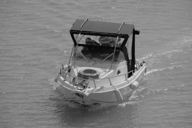 İtalya, Sicilya, Akdeniz, Marina di Ragusa (Ragusa Eyaleti); limandaki bir motorlu teknede balıkçılar 