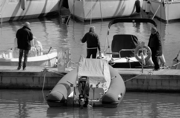 Italien Sicilien Medelhavet Marina Ragusa Ragusaprovinsen Mars 2023 Människor Motorbåtar — Stockfoto