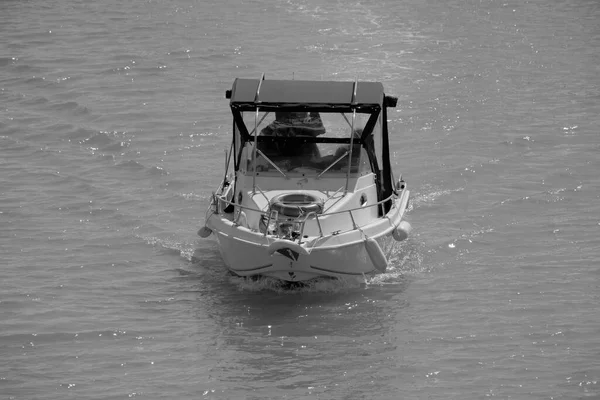 イタリア シチリア島 地中海 マリーナ ラグーザ ラグーザ州 港内のモーターボートに乗っているスポーツ漁師 — ストック写真
