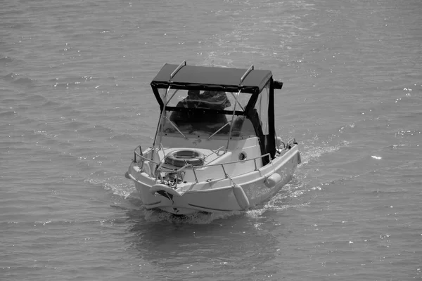 Italien Sicilien Medelhavet Marina Ragusa Ragusaprovinsen Sportfiskare Motorbåt Hamnen — Stockfoto