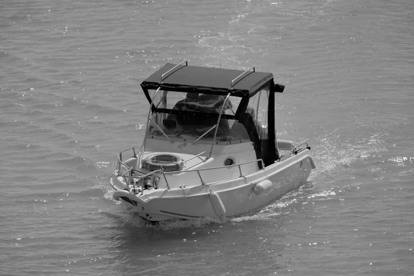 Italien Sicilien Medelhavet Marina Ragusa Ragusaprovinsen Sportfiskare Motorbåt Hamnen — Stockfoto
