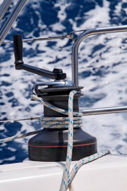 İtalya, Sicilya, Akdeniz, yelkenli bir teknede seyahat, vinç