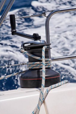 İtalya, Sicilya, Akdeniz, yelkenli bir teknede seyahat, vinç