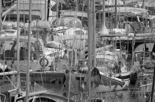 イタリア シチリア島 地中海 マリーナ ラグーザ ラグーザ州 2023年3月21日 港内の帆船に乗っている人々 Editorial — ストック写真