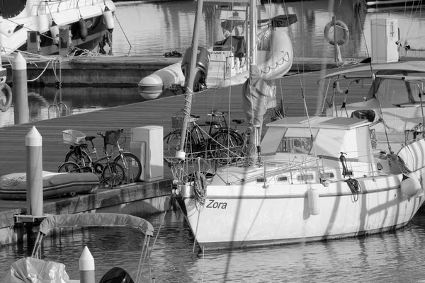 意大利 西西里 地中海 拉古萨港 拉古萨省 2023年3月21日 港口的自行车 汽艇和豪华游艇 Editorial — 图库照片