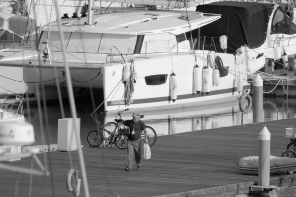 意大利 西西里 地中海 拉古萨港 拉古萨省 2023年3月21日 港口内的人员和豪华游艇 Editorial — 图库照片