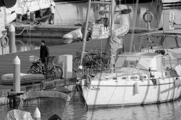 イタリア シチリア島 地中海 マリーナ ラグーザ ラグーザ州 2023年3月21日 港内の人々と豪華ヨット Editorial — ストック写真