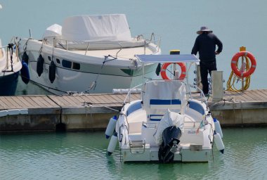 İtalya, Sicilya, Akdeniz, Marina di Ragusa (Ragusa Eyaleti); 23 Mart 2023, limanda halk ve lüks yatlar - EDITORIAL