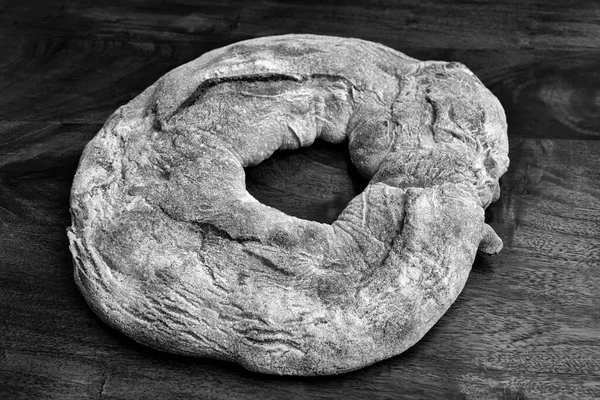 Włoski Chleb Drewnianym Stołem — Zdjęcie stockowe