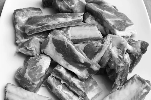 Ongekookt Varkensvlees Spareribs Een Witte Schotel — Stockfoto