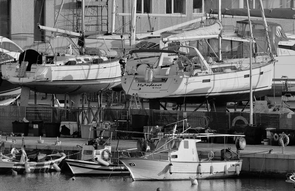 イタリア シチリア島 マリーナ ラグーザ ラグーザ州 3月2023 地元の漁船や豪華ヨットが港に上陸 Editorial — ストック写真