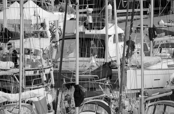 イタリア シチリア島 地中海 マリーナ ラグーザ ラグーザ州 2023年3月21日 港内の人々と帆船 Editorial — ストック写真