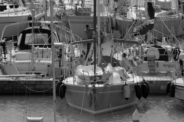 イタリア シチリア島 地中海 マリーナ ラグーザ ラグーザ州 2023年3月24日 セーリングボートの男性と港の豪華ヨット Editorial — ストック写真